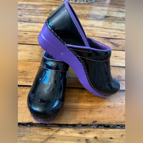 Patent black w purple bottom size 37 Sanita clogs - Picture 5 of 5